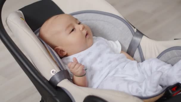 Schattig gelukkig maand baby liggend — Stockvideo