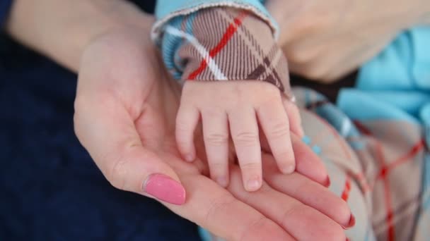 Mamá sostiene la mano de los bebés — Vídeos de Stock