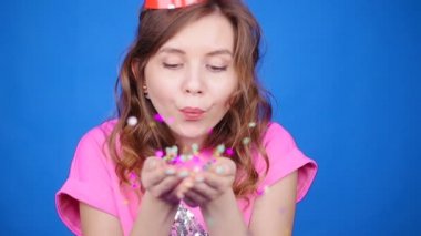 Mutlu genç kadın veya genç kız payetler ve konfeti partide