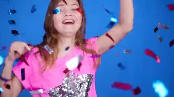 Счастливая молодая женщина или девушка-подросток с блестками и конфетти на вечеринке — стоковое видео