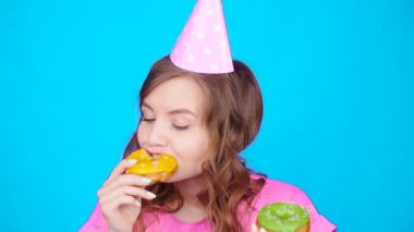 Genç güzel yemek çörek. Böylece aşırı yeme kavramı