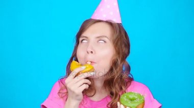 Genç güzel yemek çörek. Böylece aşırı yeme kavramı