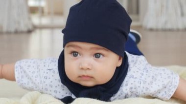 Şirin bebek çocuk halı üzerinde uzanmış