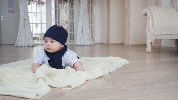 Schattige babyjongen liggen op tapijt — Stockvideo