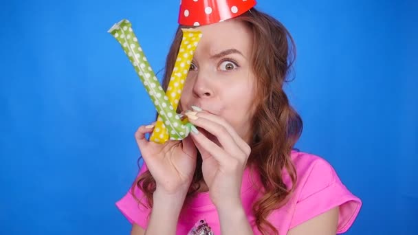 Lustige Frau feiert Geburtstag und hupt mit Horn — Stockvideo