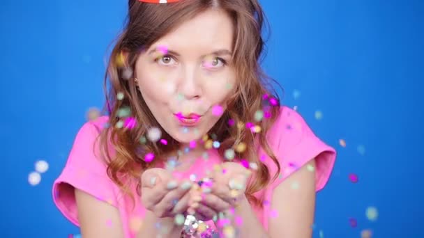 Vacker kvinna blåser konfetti i luften — Stockvideo