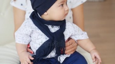 Sevimli bebek çocuk anne kollarında