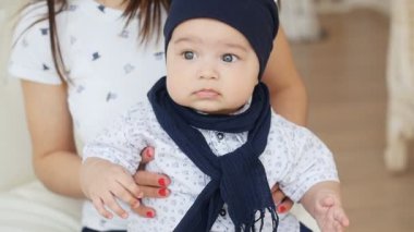 Sevimli bebek çocuk anne kollarında