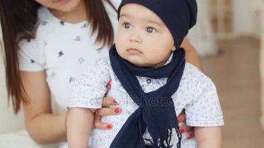 Sevimli bebek çocuk anne kollarında