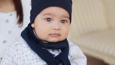 Sevimli bebek çocuk anne kollarında