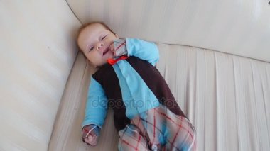 Şirin Bebek kanepede yatıyor