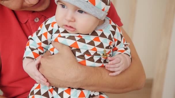 Father holds the baby boy in his arms — Stock Video