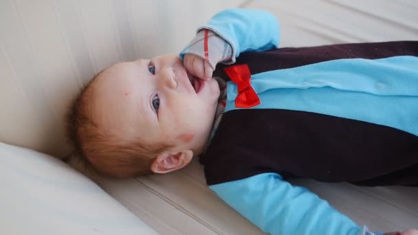Χαριτωμένο μωρό βρίσκεται στον καναπέ — Αρχείο Βίντεο