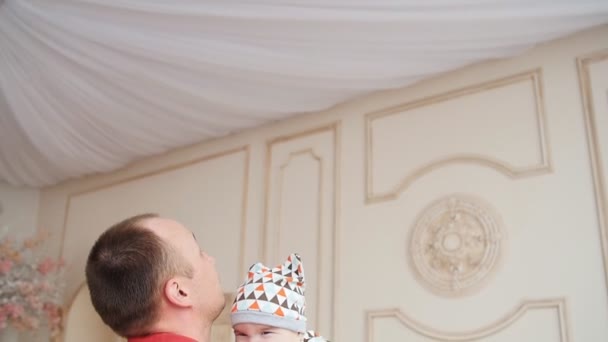 Padre jugando con el bebé hijo en casa — Vídeos de Stock