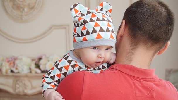 Jeune père jouant avec son fils — Video