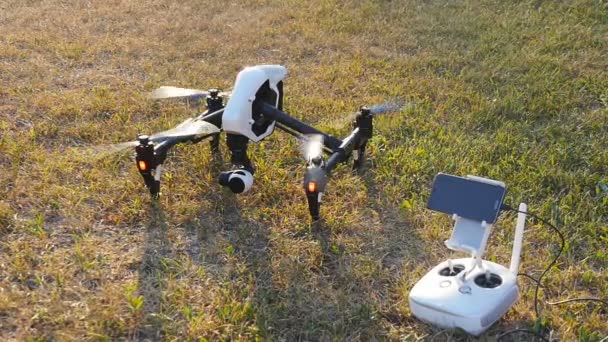 Drone y controlador se para en la hierba — Vídeos de Stock