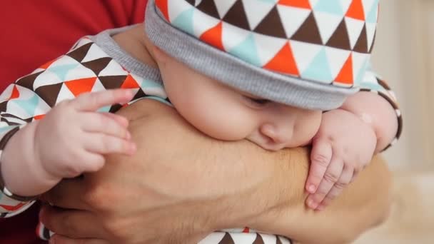 Atractivo joven padre soltero pasar algún tiempo con su bebé en casa — Vídeo de stock