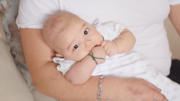Новорожденный мальчик на отцовских руках — стоковое видео