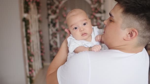 Recién nacido asiático bebé niño en padres brazos — Vídeo de stock