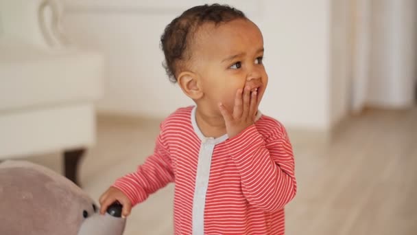 Lindo sonriente africano bebé con osito de peluche juguete — Vídeos de Stock