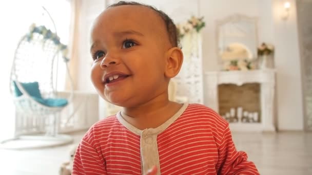 Szczęśliwy mieszane rasy Toddler chłopiec patrząc na kamery — Wideo stockowe