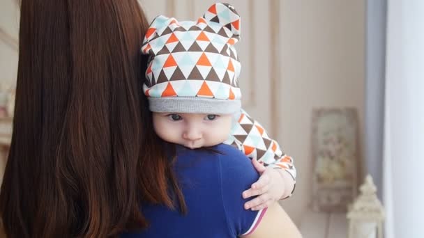 生まれたばかりの赤ちゃん男の子の母親の腕の中 — ストック動画