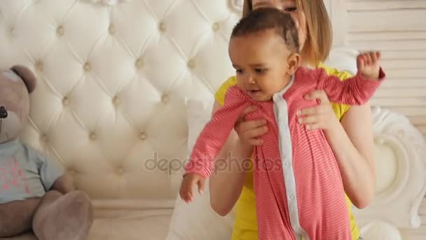 家で楽しい時を過す彼女の赤ん坊を持つ若い母親 — ストック動画
