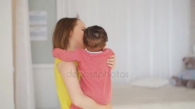 Mutlu anne kucağında bebek tutan