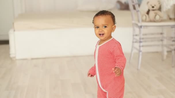 Bonito bebê sorrindo aprendendo a andar — Vídeo de Stock