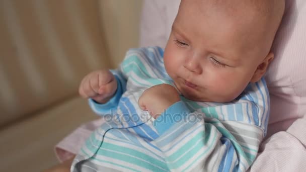 Un niño recién nacido yace en los brazos de la madre — Vídeos de Stock