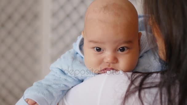 Милый азиатский ребенок на руках у матери — стоковое видео
