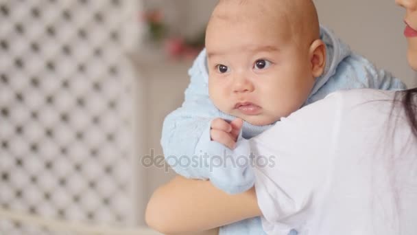 귀여운 아시아 아기 어머니 팔에 — 비디오