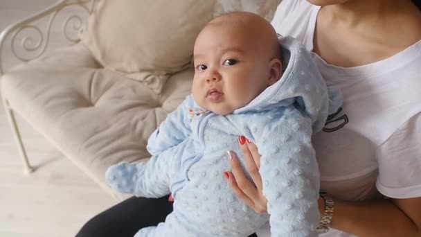 Mor innehav nyfödd baby i famnen hemma — Stockvideo