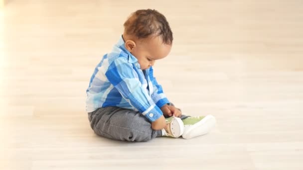 床の上に座ってかわいいアフリカ赤ちゃん — ストック動画