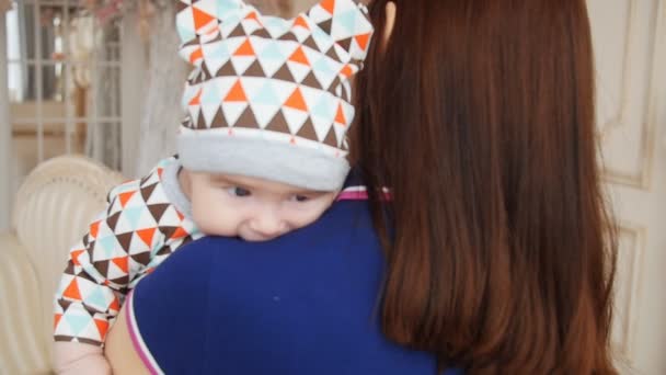 Jeune femme tenant bébé garçon dans ses bras — Video