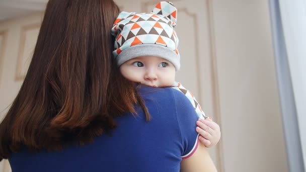 Jeune femme tenant bébé garçon dans ses bras — Video