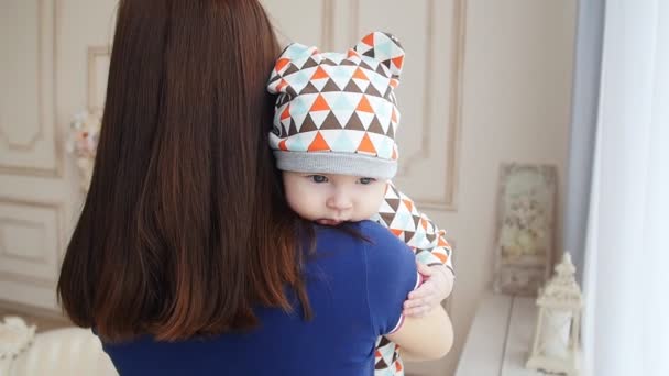 Joven mujer sosteniendo bebé niño en sus brazos — Vídeos de Stock