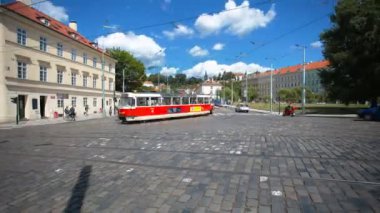 Prag - Haziran 6: Zaman atlamalı çekim. İkinci el, tramvaylar ve otobüsler kavşak Prag'da 6 Haziran 2017 üzerinde çapraz.