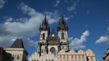 Zaman atlamalı Tyn, eski şehir Meydanı'na önce Our Lady kilise vurdu