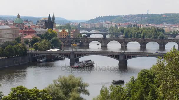 Čas zanikla záběr Prahu z výšky. Mosty přes Vltavu — Stock video