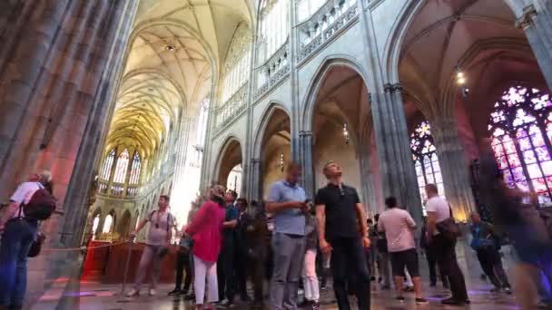 Prag - 14 juni: Långtidssekvenser skott inuti the St Vitus Cathedral på 14 juni 2017 i Prag. — Stockvideo