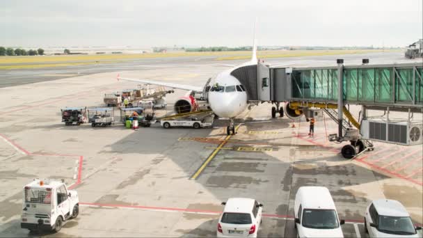 Πράγα - 16 Ιουνίου: Αεροσκάφη προετοιμασία για πτήση στις 16 Ιουνίου 2017 για: Πράγα. — Αρχείο Βίντεο