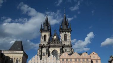 Zaman atlamalı Tyn, eski şehir Meydanı'na önce Our Lady kilise vurdu