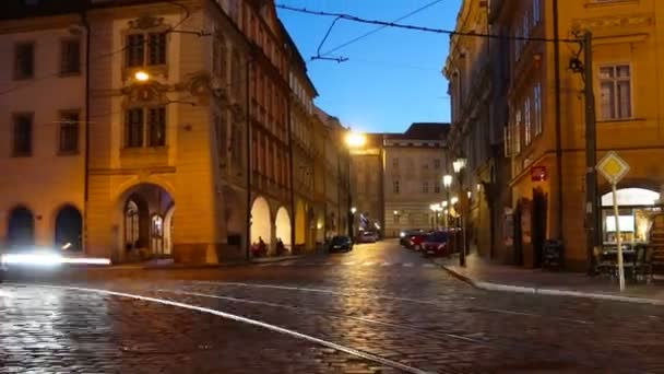 Praag - 6 juni: Time lapse shot van de nacht verkeer in het centrum van Praag op 6 juni, 2017 in Praag. — Stockvideo