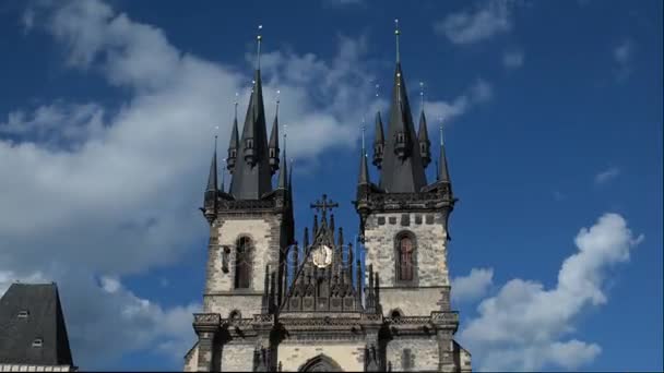 Zaman atlamalı Tyn, eski şehir Meydanı'na önce Our Lady kilise vurdu — Stok video