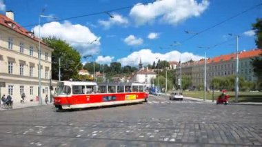 Prag - Haziran 6: Zaman atlamalı çekim. İkinci el, tramvaylar ve otobüsler kavşak Prag'da 6 Haziran 2017 üzerinde çapraz.