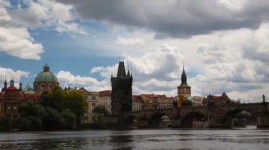 Prag - Haziran 6: Prag, Vltava Nehri üzerinde tekne, Prag 6 Haziran 2017 üzerinde zaman atlamalı.