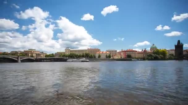 PRAGA - 6 GIUGNO: Praga centrale, barche sul fiume Moldava, time lapse il 6 giugno 2017 a Praga . — Video Stock