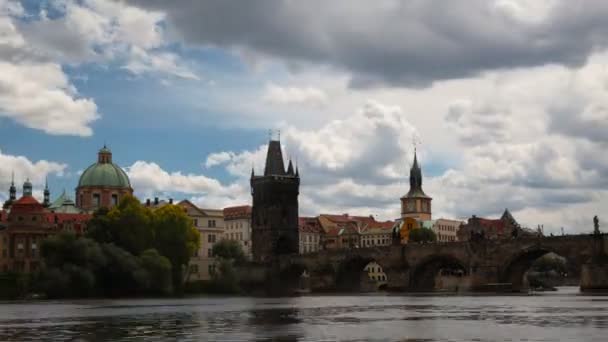 PRAGUE - JUNHO 6: Praga Central, barcos no rio Vltava, tempo limite em 6 de junho de 2017 em Praga . — Vídeo de Stock