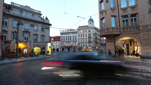 Praag - 6 juni: Nacht verkeer in het centrum van Praag time-lapse — Stockvideo